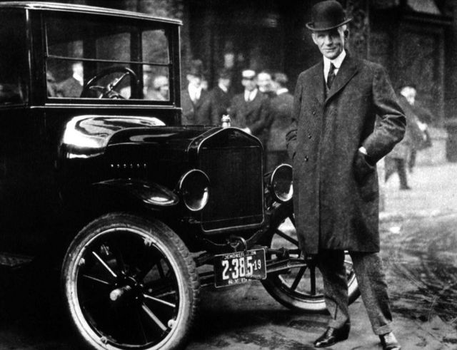 हेनरी फोर्ड आपल्या मॉडेल टी वाहनासह
