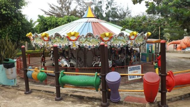 Jangolova inside di amusement park.