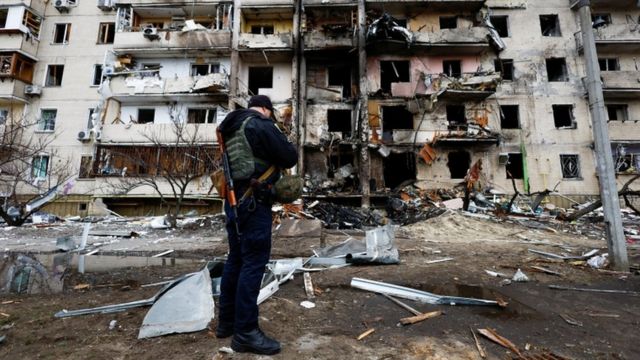 Un edificio residencial dañado, después de que Rusia lanzó una operación militar masiva contra Ucrania, en Kiev.