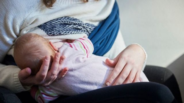 Mujer amamantando a un bebé