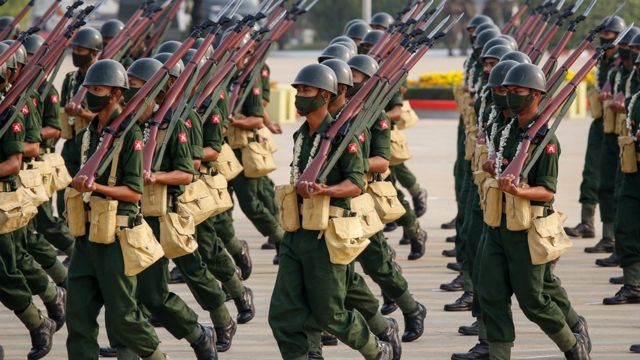 Miembros de las fuerzas armadas participan en un desfile durante el Día de las Fuerzas Armadas en Naypyitaw, Myanmar, el 27 de marzo de 2021.