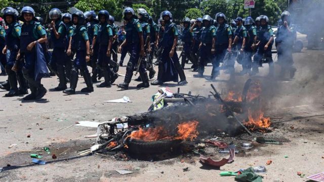 প্রধান দুই দলের নেতাকর্মীরা পরস্পরবিরোধী অবস্থানে আছেন। মাঝে মধ্যে সহিংসতাও হচ্ছে। 