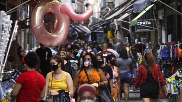 Pessoas andando em área de comércio popular no Rio