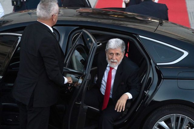 Celso Amorim saindo de carro