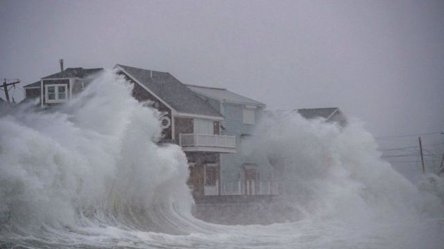 الأمواج العالية التي سببتها الرياح القوية تضرب بعض أجزاء ساحل ماساشوستس.