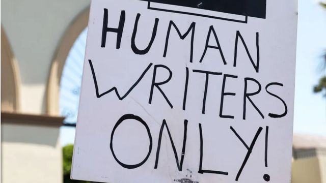 لافتة تقول "كتاب بشر فقط"