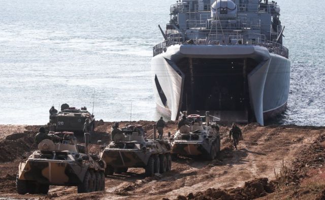 В рамках учений этой осенью в аннексированном Крыму российские военные отрабатывали высадку морского десанта на необорудованном побережье
