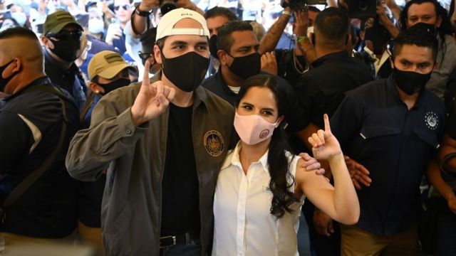 Bukele tras votar junto a su esposa, Gabriela Rodríguez.
