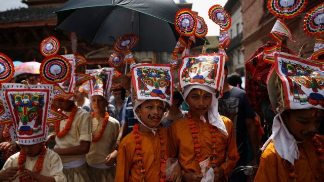काठमाण्डू हनुमानढोका दरबार अगाडि गाईजात्रा। तस्वीर: नभेश चित्रकार, रोएटर्स