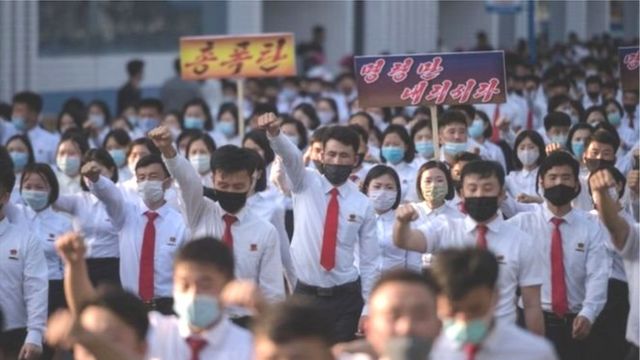 उत्तर कोरिया के छात्रों ने सोमवार को भगोड़ों के ख़िलाफ़ रैली में भाग लिया था