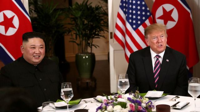 El presidente de Estados Unidos, Donald Trump, y el líder de Corea del Norte, Kim Jong-un cenan en el Hotel Metropole Hotel de Hanói, Vietnam, 27 de febrero, 2019