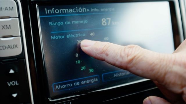 Una pantalla de información de un auto eléctrico