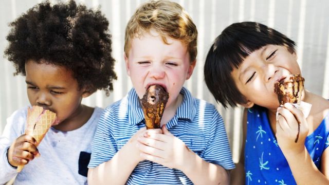 Niños comiendo helado