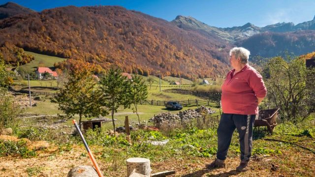 Gjystina observa el paisaje montañoso que la rodea