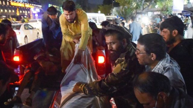 Afganistán: al menos 60 muertos en ataques con explosivos en las afueras  del aeropuerto de Kabul - BBC News Mundo