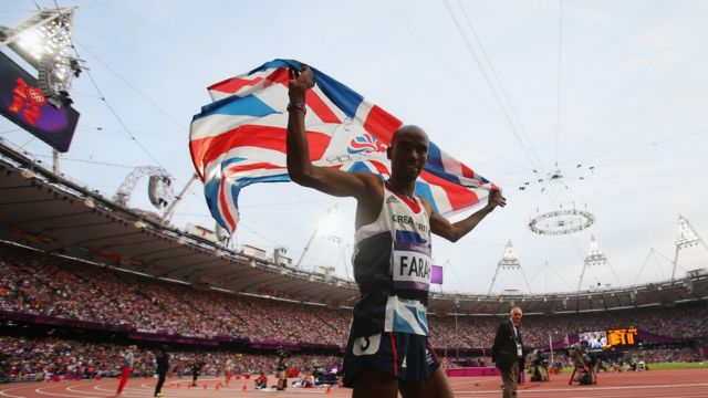 Mo Farah celebrando em Olimpíada em Londres