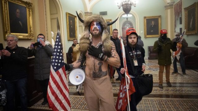 Partidario de la teoría QAnon, Jake Angeli al interior del Capitolio.