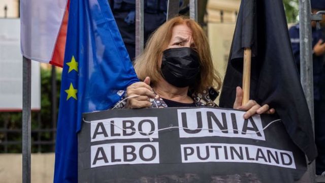 Акция протеста в поддержку ЕС перед зданием конституционного суда в Варшаве. На плакате написано: "Либо союз, либо Путинленд"