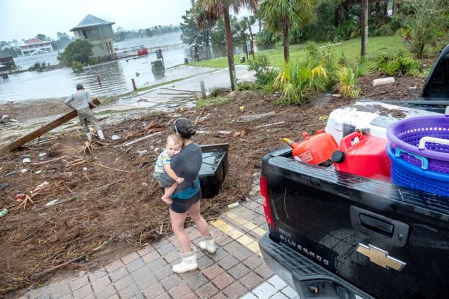 Una familia revisa sus pertenencias en la ciudad de Jena después de que el huracán Idalia tocara tierra.