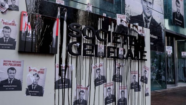 Çevreciler Paris'teki Societe Generale bankasını da hedef aldı.