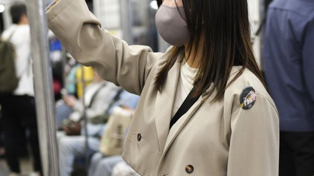日本火车上戴面具的女人