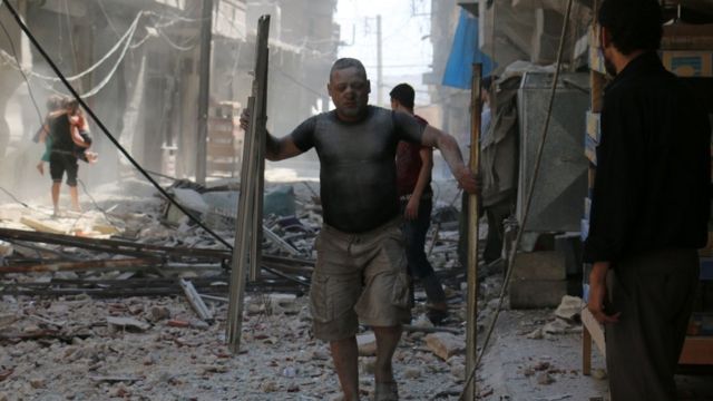 Residentes de Alepo luego de un bombardeo