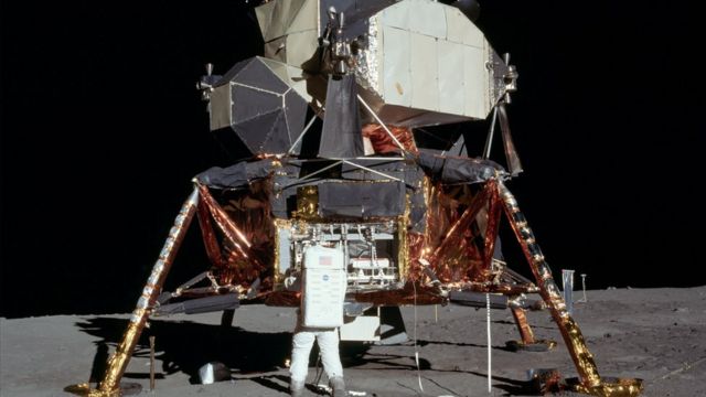 Contínuo Uma Linha De Desenho Astronauta Apertar O Punho Para Cima E Pisar  Na Peça Do Rei De Xadrez Na Superfície Da Lua. Nave Espacial Piloto Símbolo  Da Vitória. Cosmonauta Espaço Exterior.