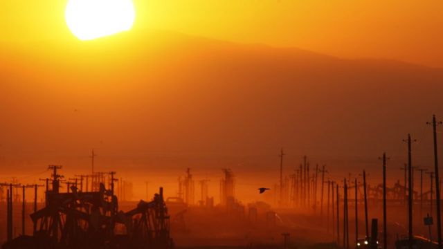 Un campo de fracking en California
