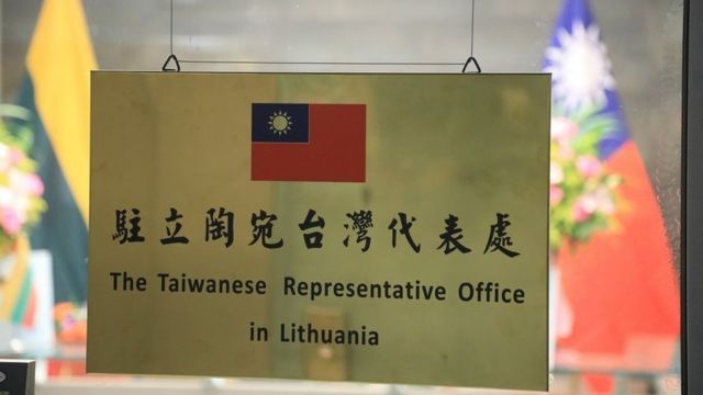 台湾驻立陶宛代表处于上周四（11月18日）于该国首都维尔纽斯（Vilnius）正式挂牌成立。由于这是台湾首次在非邦交国家以"Taiwanese Representative Office"名称设处的馆处，被视为它的一个外交胜利。