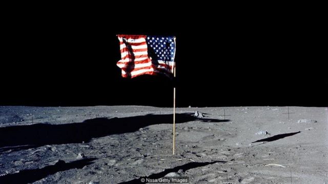 Lá cờ Mỹ tung bay trên mặt trăng là một cảnh tượng tuyệt đẹp và đầy cảm hứng. Năm 2024, chúng ta càng đầy tự hào với sự phát triển của ngành hàng không vũ trụ. Việc đưa lá cờ Mỹ đến mặt trăng chứng tỏ khả năng công nghệ và sự hiệu quả của chúng ta. Hãy xem hình ảnh đầy ấn tượng này và cảm nhận niềm tự hào của chúng ta trong cuộc đua vũ trụ.