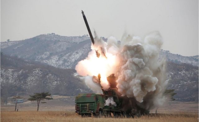 北朝鮮は先週、多連装ロケットシステムを使ったロケット弾を日本海に向け発射した
