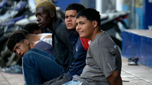 Jóvenes arrestados tras formar parte del grupo que interrumpió armado en un canal de televisión en Guayaquil el pasado 9 de enero. 