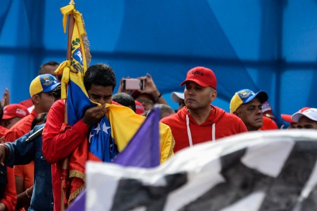 El presidente de Venezuela, Nicolás Maduro besando la bandera el 27 de julio en Caracas.