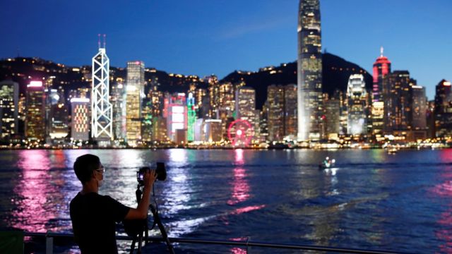 1983年中英就香港未来谈判之际，倪匡开始在报章发表连载小说《追龙》，内容指东方将有一个大城市要毁灭，他后来透露这个大城市就是指香港。