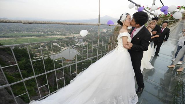 Several couples get married on Shiniuzhai bridge, 21 July 2016