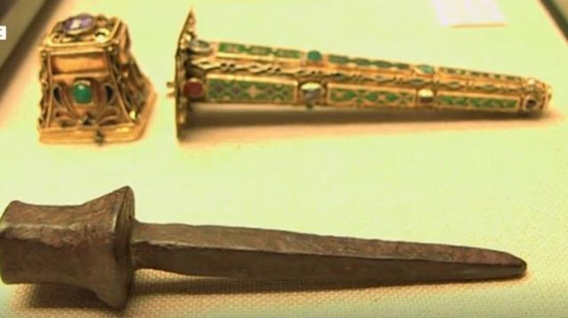 ஆணி வைக்கப்படும் உறை (மேலே) மற்றும் அந்த ஆணியின் படம்