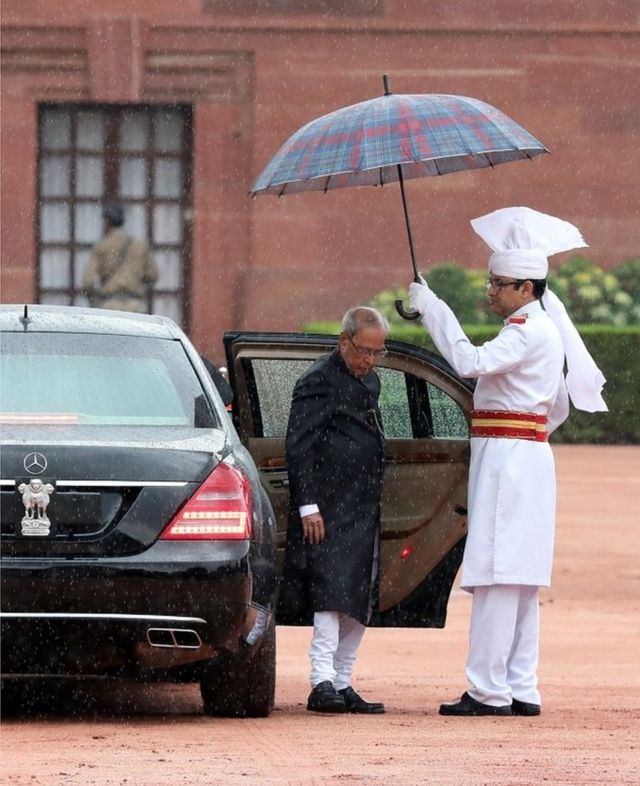 Why did Presidents of several countries hold umbrellas for Narendra Modi? -  Quora