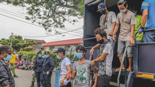 আল জাজিরা বলছে, প্রলিশ দু'হাজারেরও বেশি শ্রমিককে আটক রেখেছে।