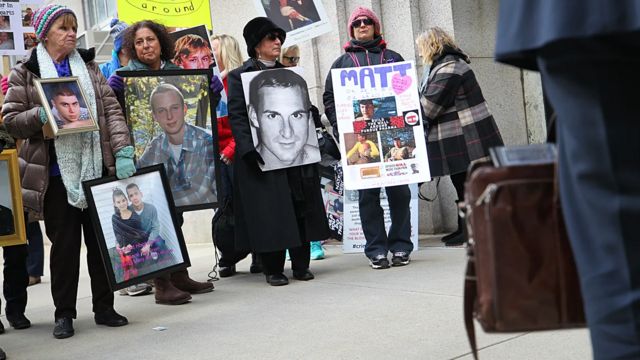 Pessoas fazem protesto contra morte de jovem que usava opioides