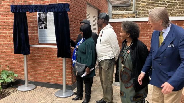 Pessoas durante inauguração de placa na Kelso Cochrane House