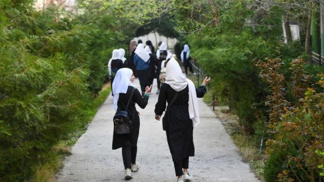 طالبات أفغانيات في الطريق إلى المدرسة.