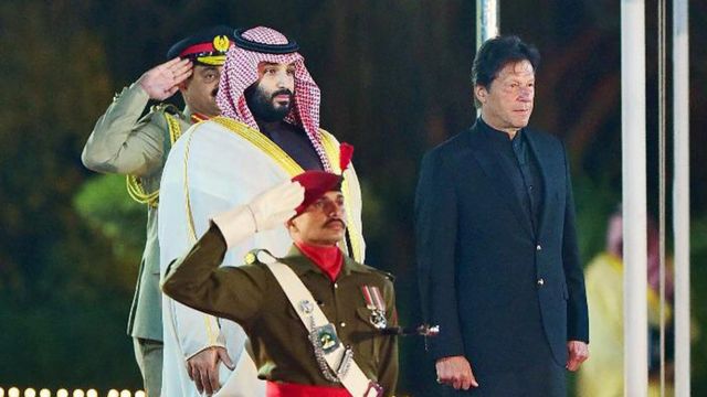 محمد بنسلمان (چپ) با استقبال گرم دولت پاکستان به این کشور سفر کرده است