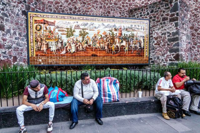 Un mosaico que muestra el encuentro entre Moctezuma y Cortés, fuera del Templo del Hospital de Jesús Nazareno, en Ciudad de México, donde descansan los restos del conquistador español.