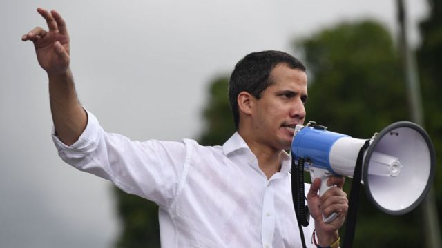 Juan Guaidó con un altavoz