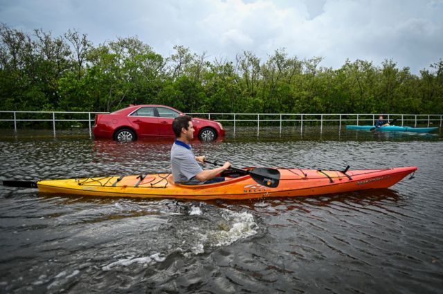 Residentes utilizan kayaks para trasladarse por una calle inundada en Tampa, Florida, después de que el huracán Idalia tocara tierra.