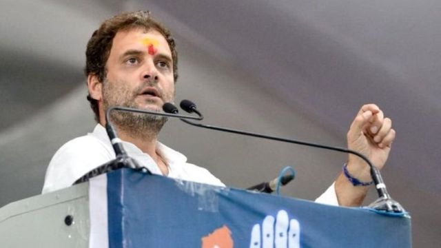 राहुल गांधी भाषण करताना