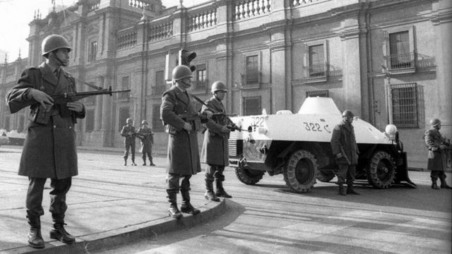 La Moneda protegida pela polícia chilena, Carabineros, às 8 da manhã do dia 11 de setembro de 1973.