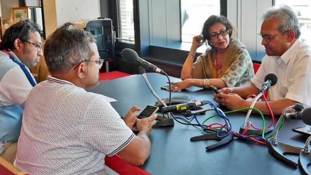লন্ডনের নিউ ব্রডকাস্টিং হাউস অফিসে মিটিং করছেন বিবিসি বাংলার কয়েকজন।