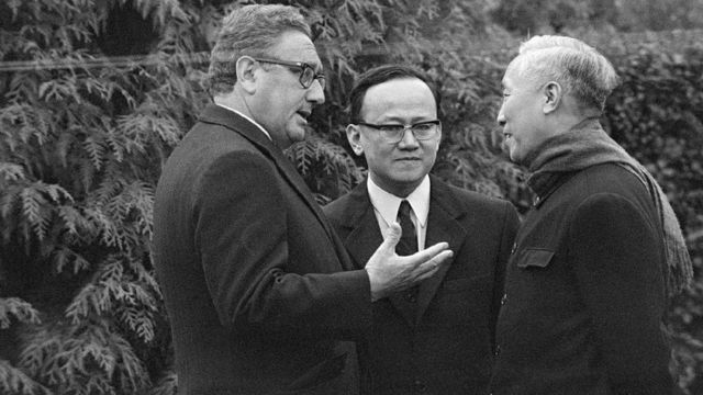 Lê Đức Thọ trò chuyện với Henry Kissinger tại Paris năm 1972