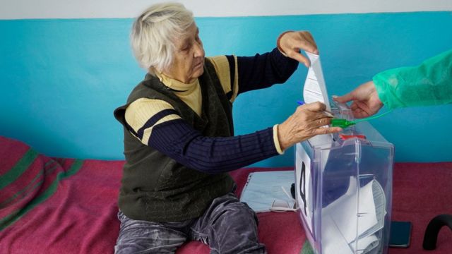 Una mujer en Zaporiyia ocupada por Rusia emite su voto durante la votación del llamado referendo.